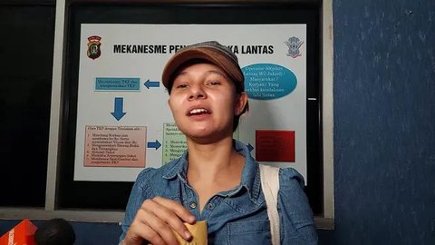 Larasati Nugroho mengalami kecelakaan mobil di Jakarta, beberapa waktu lalu. Mobil yang dikendarainya menyenggol pengendara motor hingga terbalik.