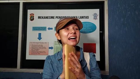 Larasati Nugroho mengalami kecelakaan mobil di Jakarta, beberapa waktu lalu. Mobil yang dikendarainya menyenggol pengendara motor hingga terbalik.