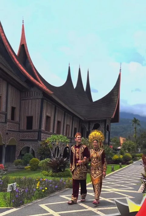 Potret Awkarin Ajak Pacar ke Padang, Bak Prewed Pakai Baju Minang  (Sumber: Instagram/narinkovilda)