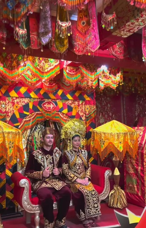 Potret Awkarin Ajak Pacar ke Padang, Bak Prewed Pakai Baju Minang  (Sumber: Instagram/narinkovilda)