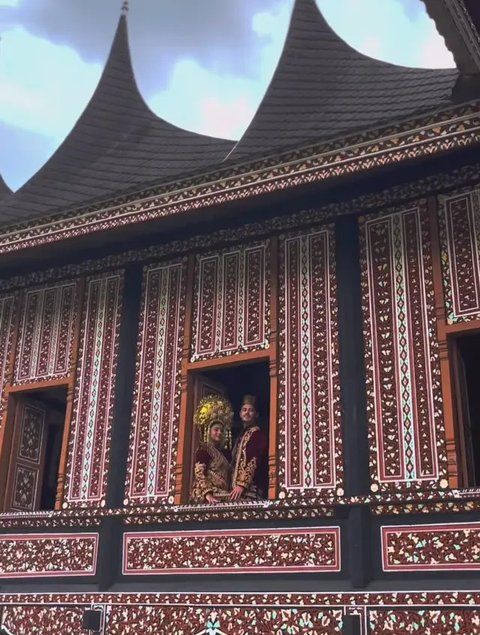 Potret Awkarin Ajak Pacar ke Padang, Bak Prewed Pakai Baju Minang  (Sumber: Instagram/narinkovilda)