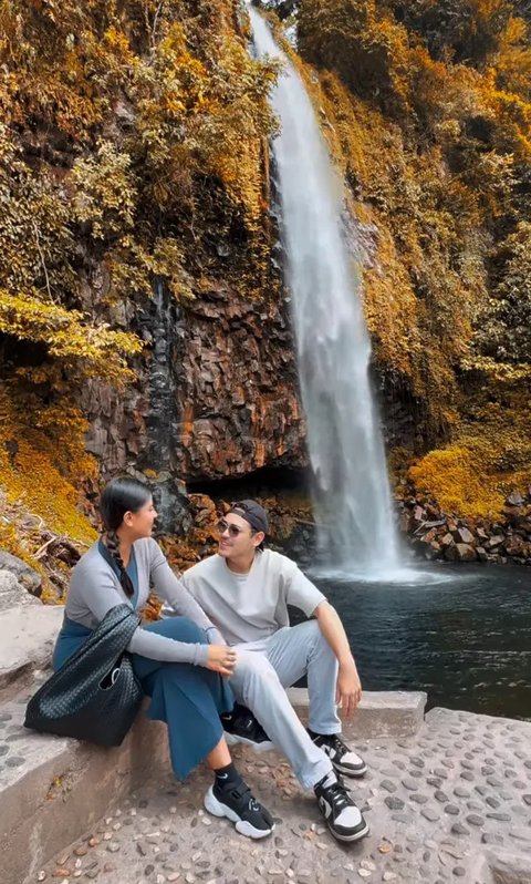 Potret Awkarin Ajak Pacar ke Padang, Bak Prewed Pakai Baju Minang  (Sumber: Instagram/narinkovilda)