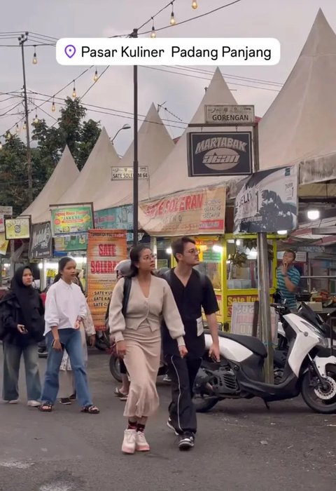 Potret Awkarin Ajak Pacar ke Padang, Bak Prewed Pakai Baju Minang  (Sumber: Instagram/narinkovilda)