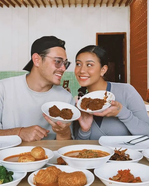 Potret Awkarin Ajak Pacar ke Padang, Bak Prewed Pakai Baju Minang  (Sumber: Instagram/narinkovilda)