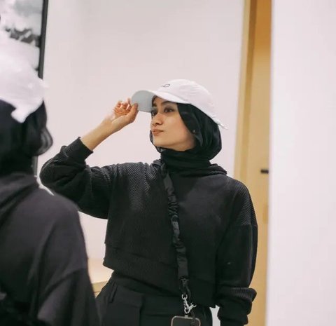 Inspirasi Outfit Ala Ayudia Bing Slamet, Si Penggemar Outfit Hitam (Instagram/@ayudiac)