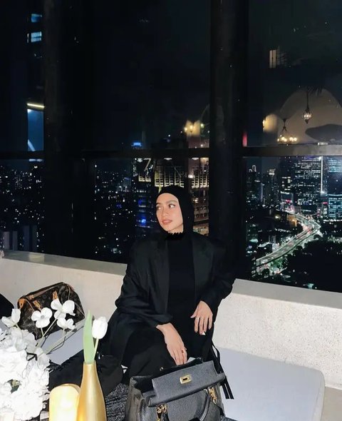 Inspirasi Outfit Ala Ayudia Bing Slamet, Si Penggemar Outfit Hitam (Instagram/@ayudiac)