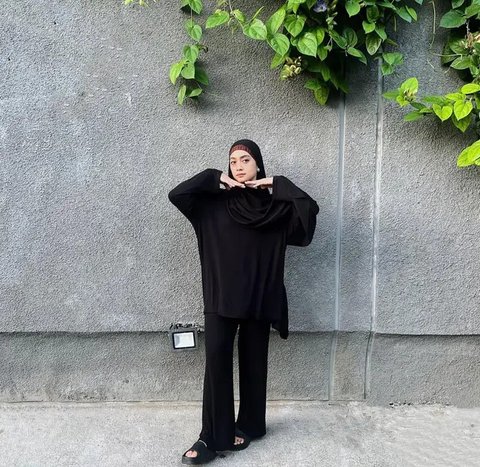 Inspirasi Outfit Ala Ayudia Bing Slamet, Si Penggemar Outfit Hitam (Instagram/@ayudiac)