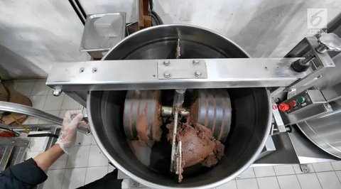 Pekerja mengeluarkan cokelat dari cetakan di toko Pipiltin Cocoa kawasan Barito, Jakarta, Kamis (13/9). Pipiltin Cocoa memiliki beragam rasa, varian, dan ukuran. (Liputan6.com/Herman Zakharia