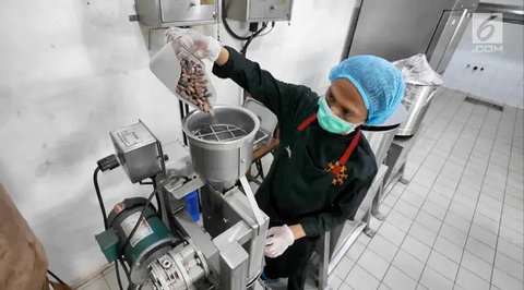 Pekerja mengeluarkan cokelat dari cetakan di toko Pipiltin Cocoa kawasan Barito, Jakarta, Kamis (13/9). Pipiltin Cocoa memiliki beragam rasa, varian, dan ukuran. (Liputan6.com/Herman Zakharia