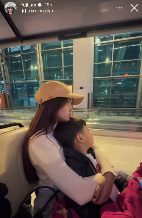 Potret Fuji Memeluk dan Mencium Gala Sky di Bandara, Bukti Kasih Sayang Seperti Anak Sendiri