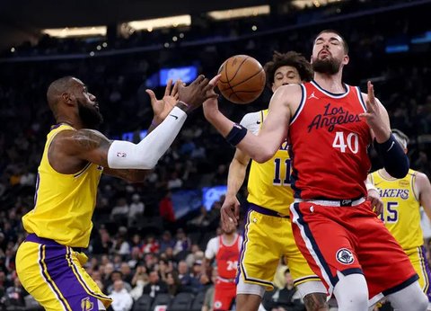 Luka Doncic duduk di bench Lakers untuk pertama kalinya saat melawan Clippers di lanjutan NBA 2024/2025 (AFP)