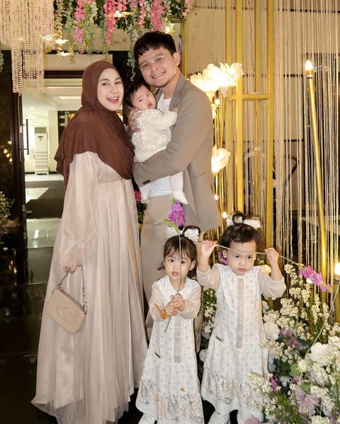 Model Baju Couple Keluarga dengan Hijab ala Anisa Rahma, Tone Warna Serasi Bikin Harmonis