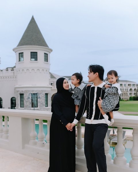 Model Baju Couple Keluarga dengan Hijab ala Anisa Rahma, Tone Warna Serasi Bikin Harmonis