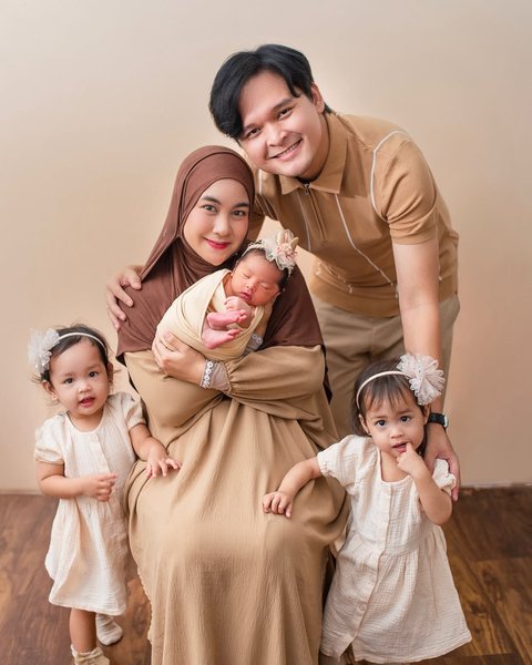 Model Baju Couple Keluarga dengan Hijab ala Anisa Rahma, Tone Warna Serasi Bikin Harmonis