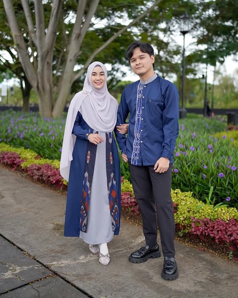 Model Baju Couple Keluarga dengan Hijab ala Anisa Rahma, Tone Warna Serasi Bikin Harmonis
