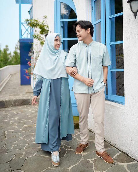 Model Baju Couple Keluarga dengan Hijab ala Anisa Rahma, Tone Warna Serasi Bikin Harmonis