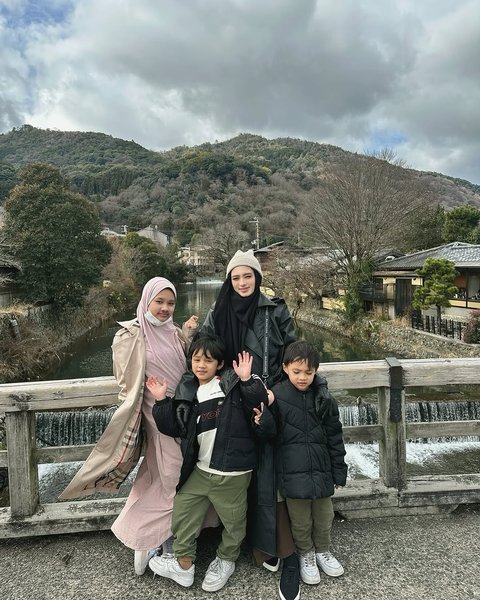 Potret Inara Rusli Ajak Anak-Anak Liburan ke Jepang, Outfitnya Selalu Kece