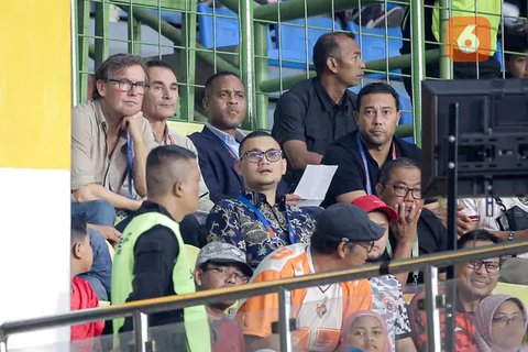 Patrick Kluivert dan kolega menikmati hidangan masakan padang. (Dok. Timnas Indonesia)