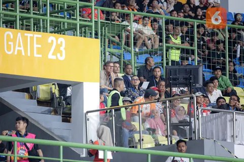 Patrick Kluivert dan kolega menikmati hidangan masakan padang. (Dok. Timnas Indonesia)