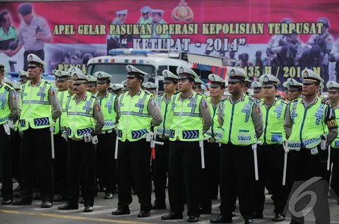 Kamis (3/7/14), puluhan anggota polri saat apel kesiapan kepolisian dalam mempersiapkan Operasi Ketupat 2014 di Jakarta. (Liputan6.com/Faizal Fanani)