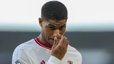 Ekspresi lesu dari Marcus Rashford setelah Manchester United kalah 0-3 dari Bournemouth dalam lanjutan Premier League 2023/2024, Sabtu (9/12/2023) malam WIB. (AFP/Oli Scarff)