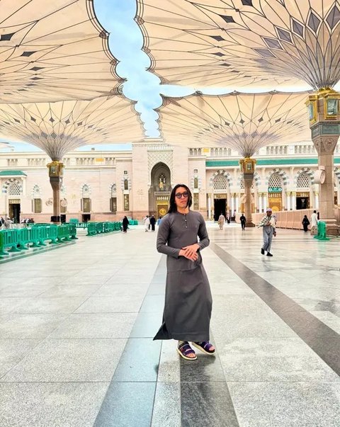 Potret dr. Tirta dan Sang Istri Nisa An Nashr Umroh (Sumber: x/annn_ashr)