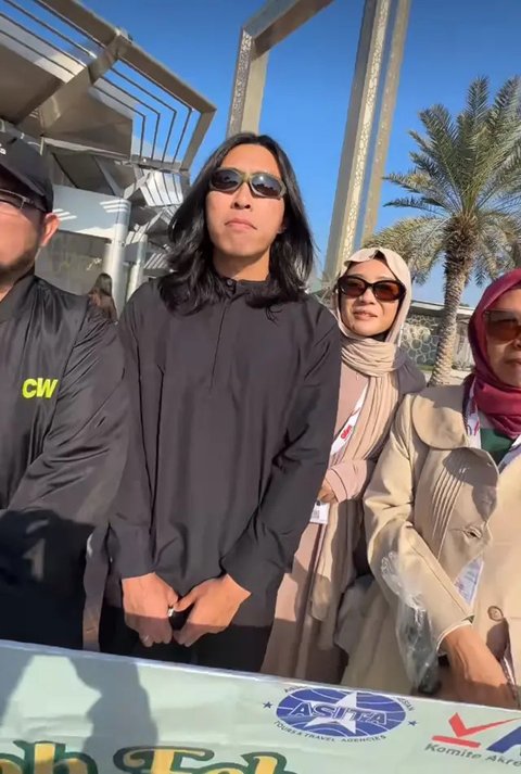Potret dr. Tirta dan Sang Istri Nisa An Nashr Umroh (Sumber: x/annn_ashr)