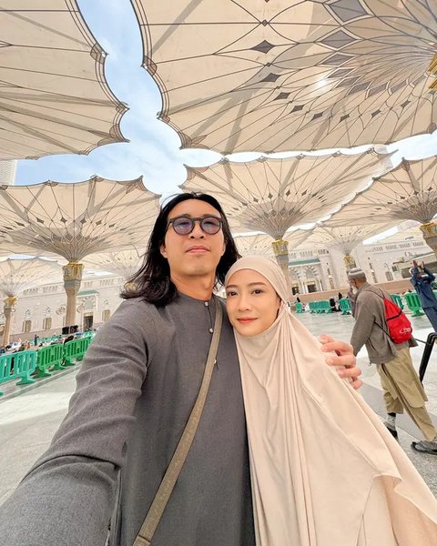 Potret dr. Tirta dan Sang Istri Nisa An Nashr Umroh (Sumber: x/annn_ashr)