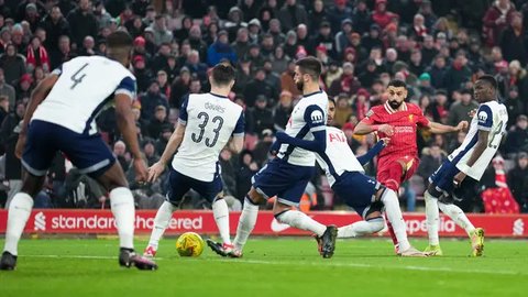 Liverpool masih terlalu perkasa bagi Tottenham. Pasukan Arne Slot tampil dominan selama 90 menit untuk mengamankan kemenangan telak 4-0 dan mengubah agregat jadi 4-1. (AP Photo/Jon Super)