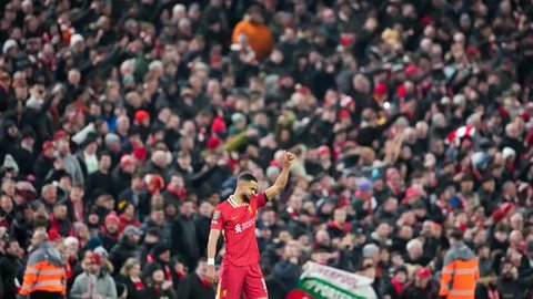 Liverpool masih terlalu perkasa bagi Tottenham Hotspur. Pasukan Arne Slot tampil dominan selama 90 menit untuk mengamankan kemenangan telak 4-0 pada laga leg kedua semifinal Carabao Cup 2024/2025. Kemenangan ini membawa The Reds melaju ke final Carabao Cup dengan agregat 4-1. (AP Photo/Jon Super)