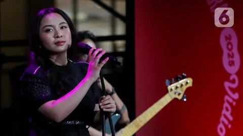 Bernadya tampil menghibur penggemarnya yang hadir di acara Vidio Penasaran 2025. (Liputan6.com/Herman Zakharia)