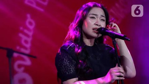 Beberapa lagu hits terbarunya dinyanyikan Bernadya di acara Vidio Penasaran 2025. (Liputan6.com/Herman Zakharia)