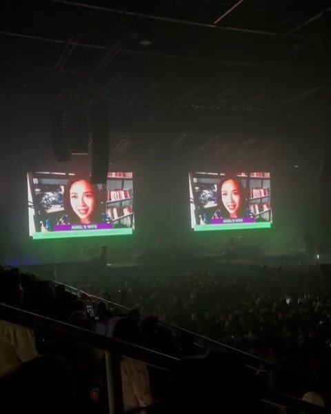 Potret Dea Ananda Temani Ariel Nidji saat Manggung di Stadion Bukit Jalil Malaysia