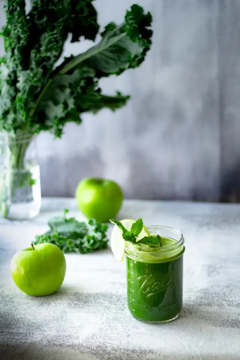 Ilustrasi Kombinasi Buah Cold Pressed Juice / by freepik