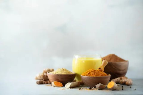 Resep jamu herbal dengan menggunakan bahan-bahan rempah (pexels/withoguz).