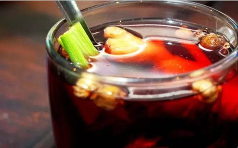 Resep jamu herbal dengan menggunakan bahan-bahan rempah (pexels/withoguz).