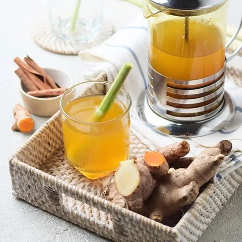 Resep jamu herbal dengan menggunakan bahan-bahan rempah (pexels/withoguz).