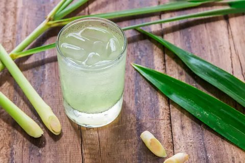 Resep jamu herbal dengan menggunakan bahan-bahan rempah (pexels/withoguz).