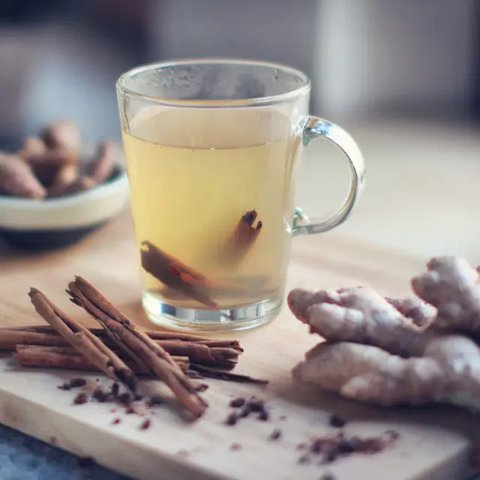 Resep jamu herbal dengan menggunakan bahan-bahan rempah (pexels/withoguz).
