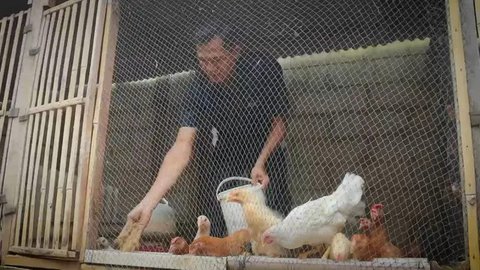 Aiptu Marjoko berbagi telur untuk anak yatim dan tetangga yang tak mampu. (Foto: Liputan6.com/Humas Polres Pemalang)