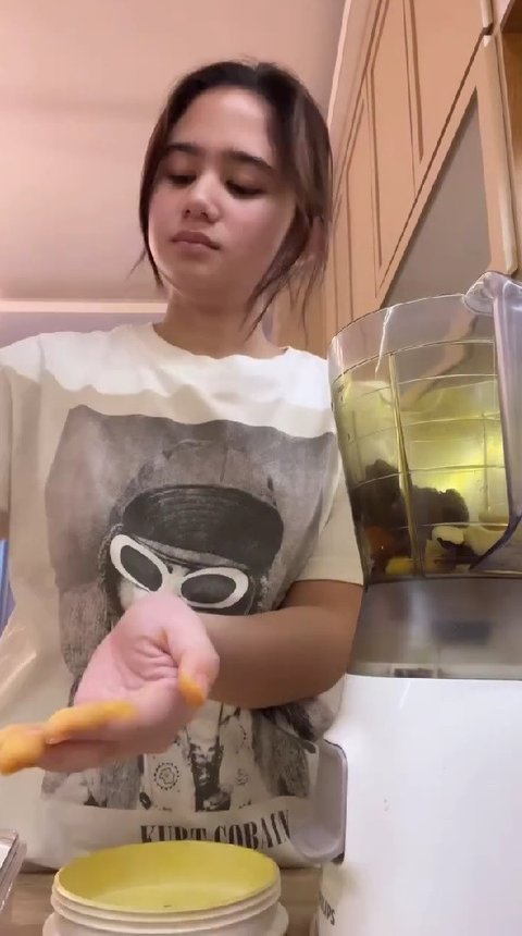 Disebut Sudah Cocok Jadi Istri, Begini Momen Tissa Biani Masak Rawon Sesuai Request Dul Jaelani