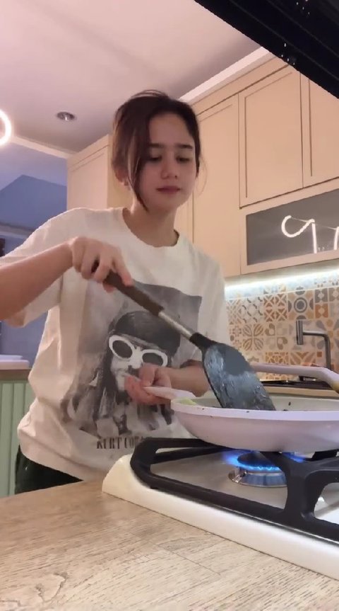 Disebut Sudah Cocok Jadi Istri, Begini Momen Tissa Biani Masak Rawon Sesuai Request Dul Jaelani