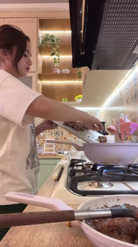 Disebut Sudah Cocok Jadi Istri, Begini Momen Tissa Biani Masak Rawon Sesuai Request Dul Jaelani
