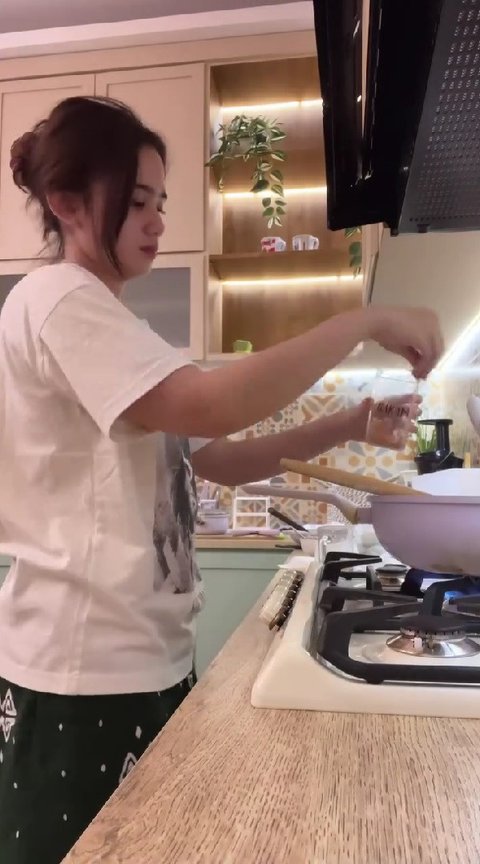 Disebut Sudah Cocok Jadi Istri, Begini Momen Tissa Biani Masak Rawon Sesuai Request Dul Jaelani