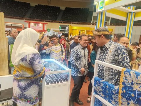 Di tengah kesibukan pameran INACRAFT 2025, ada satu tempat yang wajib dikunjungi, yaitu booth Rumah BUMN. Di sini, pengunjung bisa menyaksikan langsung produk kreatif unggulan dari UMKM Indon