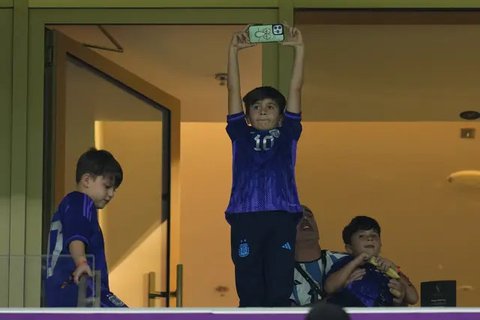 Pemain depan Inter Miami asal Argentina, Lionel Messi (tengah-kiri), dan putranya, pemain U-12 Inter Miami, Thiago Messi (tengah-kanan), tiba di lapangan untuk pertandingan perdana Inter M