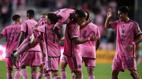 Pemain depan Inter Miami asal Argentina, Lionel Messi (tengah-kiri), dan putranya, pemain U-12 Inter Miami, Thiago Messi (tengah-kanan), tiba di lapangan untuk pertandingan perdana Inter M