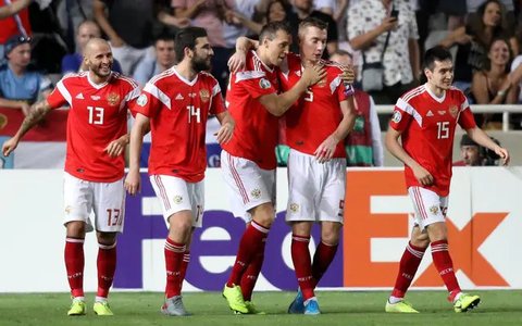 Trofi Piala Dunia FIFA diangkat tinggi-tinggi saat para pemain Argentina merayakan kemenangan mereka atas Prancis di lapangan setelah pertandingan final Piala Dunia Qatar 2022 antara Argen