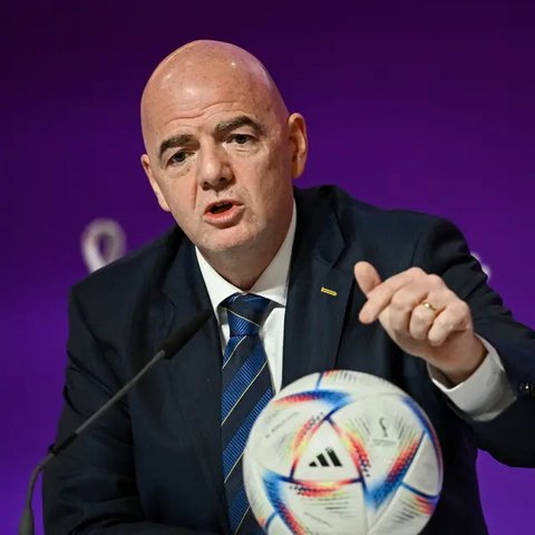 Trofi Piala Dunia FIFA diangkat tinggi-tinggi saat para pemain Argentina merayakan kemenangan mereka atas Prancis di lapangan setelah pertandingan final Piala Dunia Qatar 2022 antara Argen