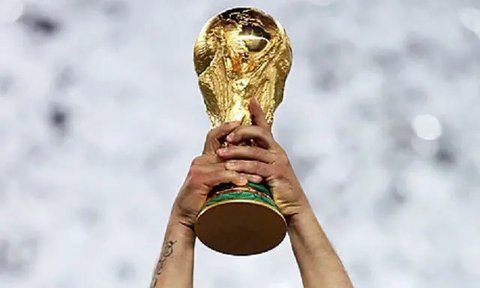 Trofi Piala Dunia FIFA diangkat tinggi-tinggi saat para pemain Argentina merayakan kemenangan mereka atas Prancis di lapangan setelah pertandingan final Piala Dunia Qatar 2022 antara Argen